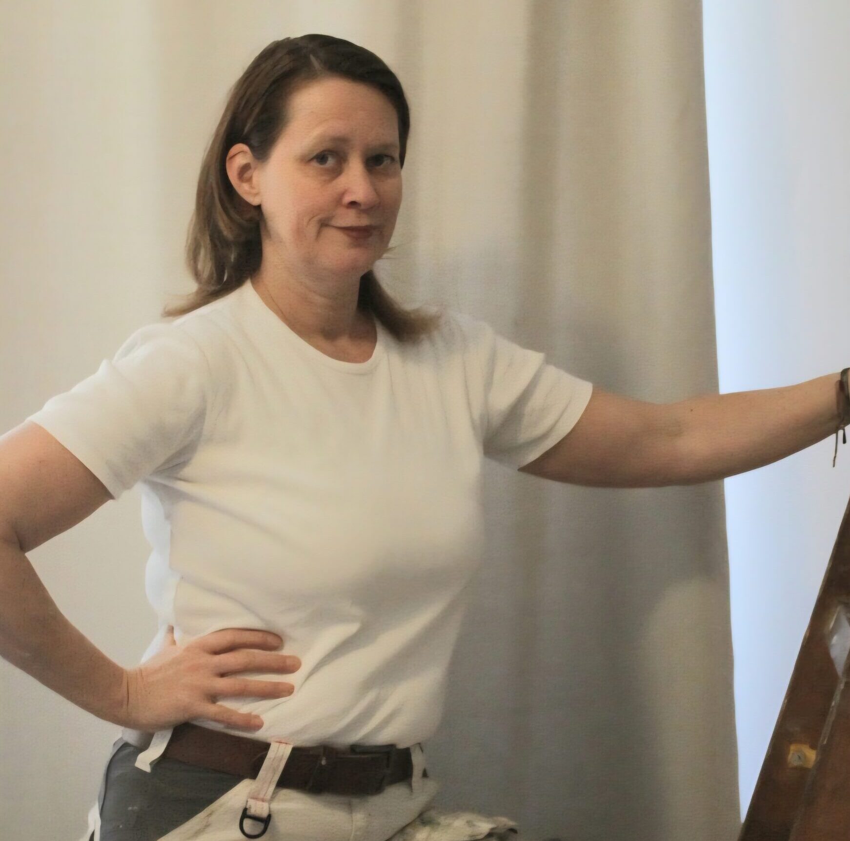 Ärztin mit einem netten lächeln schaut in die Kammera