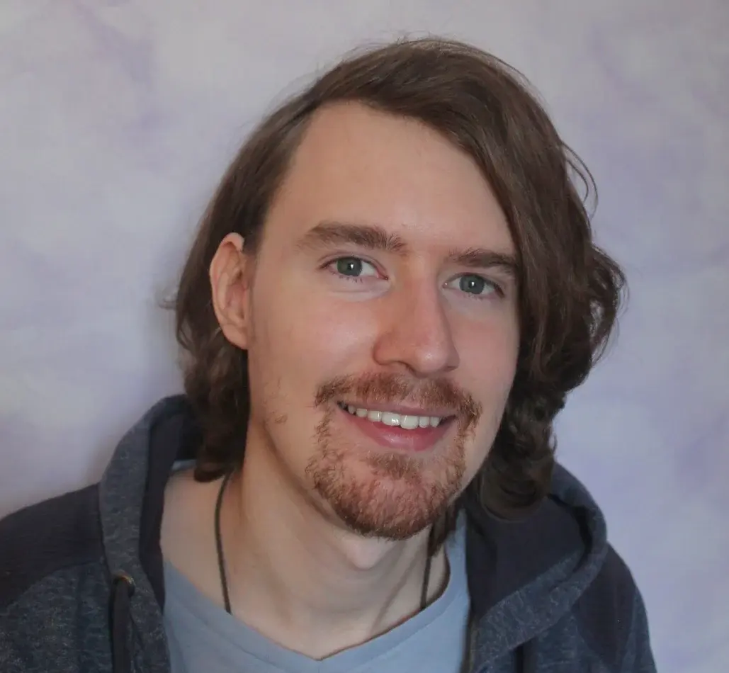 Ärztin mit einem netten lächeln schaut in die Kammera